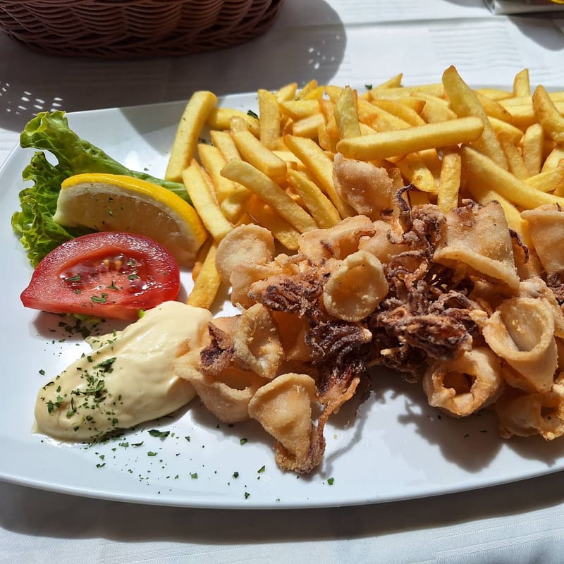 Pržene lignje s pomfritom