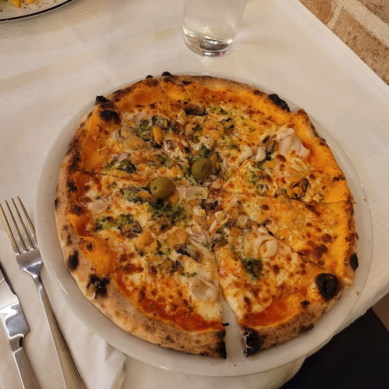 Pizza s plodovima mora iz peći na drva